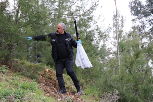 Ormanda mantar aradıkları sırada sızdığını sandıkları kişinin göğsünden vurulmuş olduğunu gördüler