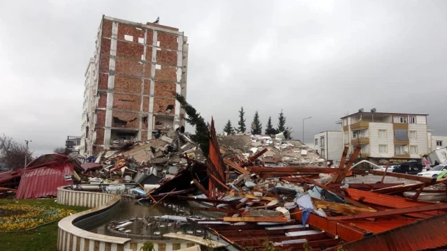 Depremde 37 kişiye mezar olmuştu! Müteahhidin 2010'da binaya astırdığı afiş ortaya çıktı