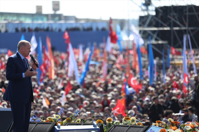 AK Parti seçimin sonucunu belirleyecek olan kararsız seçmene yoğunlaştı