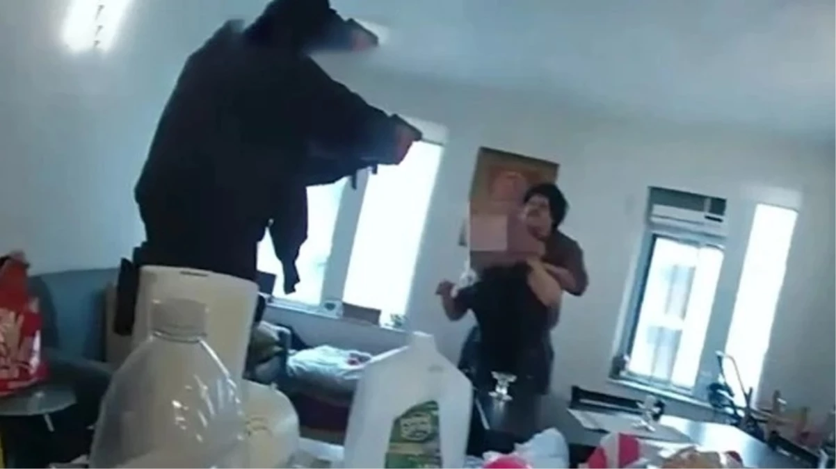 ABD’de annesinin boğazına bıçak dayayıp rehin alan saldırganı, polis başından vurarak öldürdü