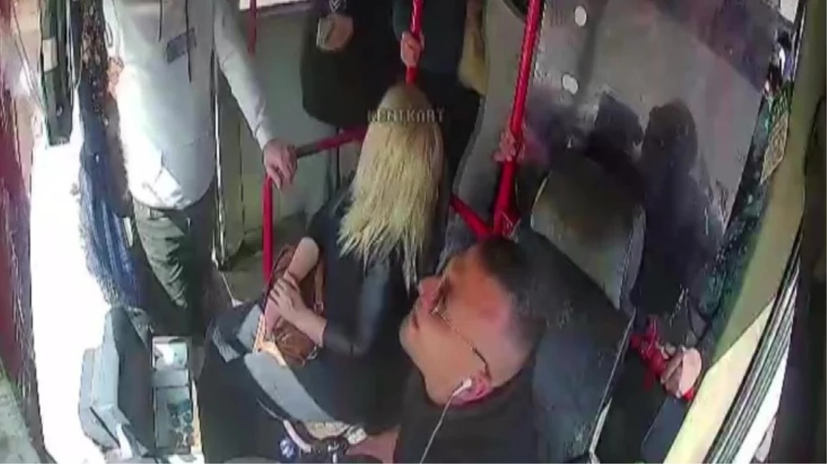 Adana’da “fazla yolcu” kavgası kamerada: Şoför sopayla saldırdı