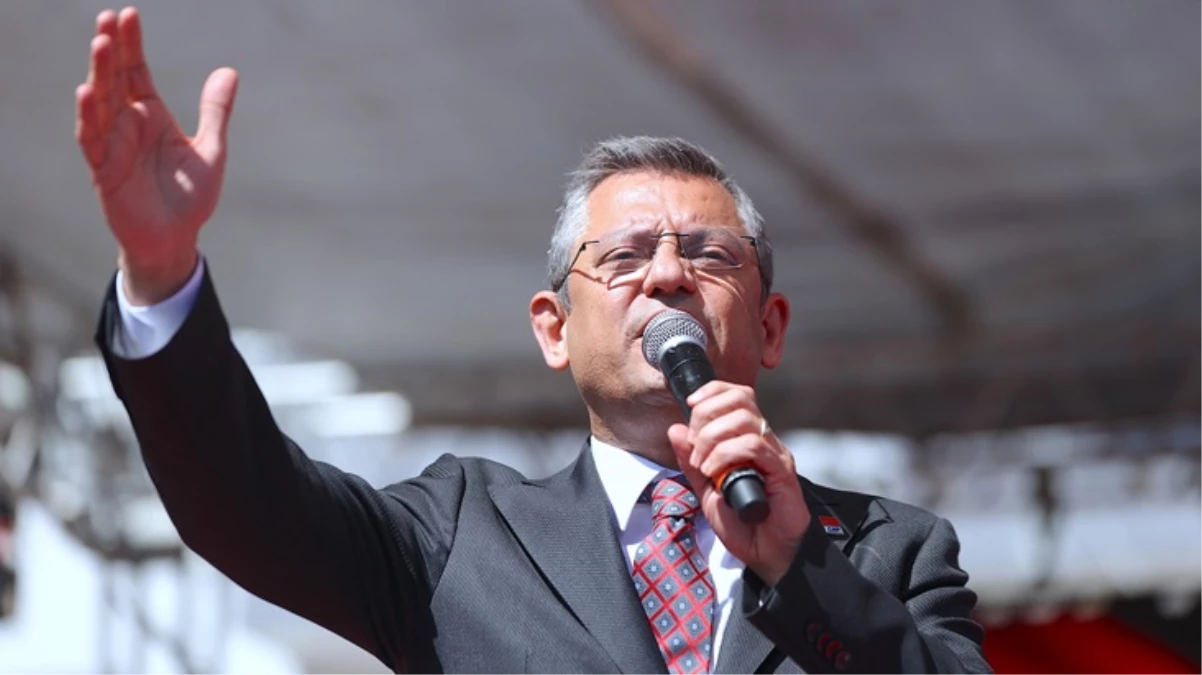 Attıkları sloganla Cumhurbaşkanı Erdoğan’ı kızdıran EYT’li gruba Özgür Özel sahip çıktı: Onlar haklarını alana kadar iki elim yakandadır