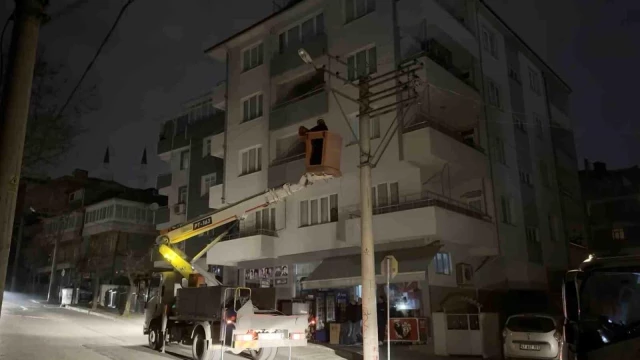 Kocaeli'de trafoda çıkan yangın elektrik kablolarını patlattı, 10 sokak karanlığa gömüldü