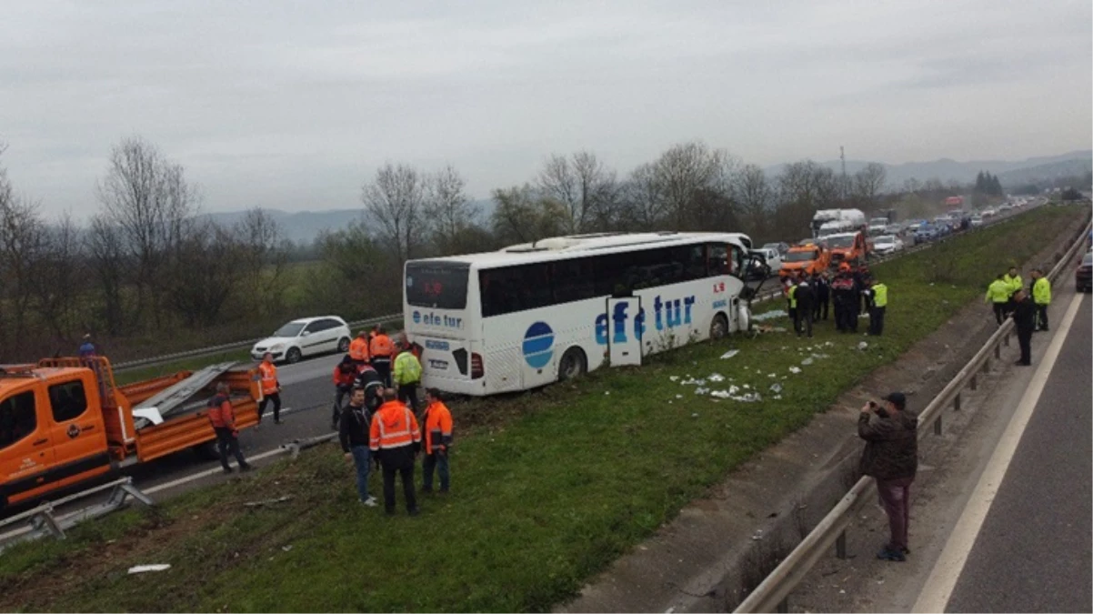 Düzce'de yolcu otobüsü tıra çarpıp refüje çıktı: 15 yaralı