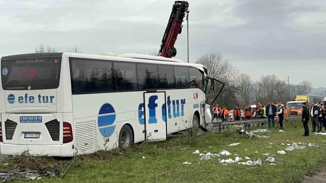 Düzce'de yolcu otobüsü tıra çarpıp refüje çıktı: 15 yaralı