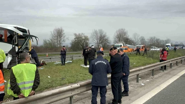 Düzce'de yolcu otobüsü tıra çarpıp refüje çıktı: 15 yaralı