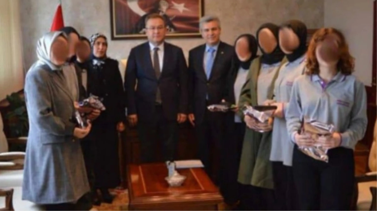 Derince İlçe Milli Eğitim Müdürlüğü, kaymakamı ziyaret eden kız öğrencilerin yüzlerini sansürledi