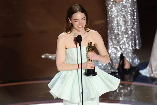 Oscar'da En İyi Kadın Ödülü Emma Stone'a gitti! Sahneye çıktığı anda elbisesi yırtıldı