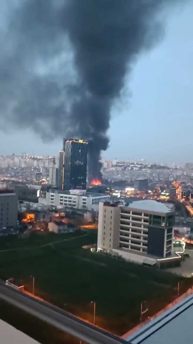 Küçükçekmece'de fabrika yangını! Mahsur kalan işçiler var