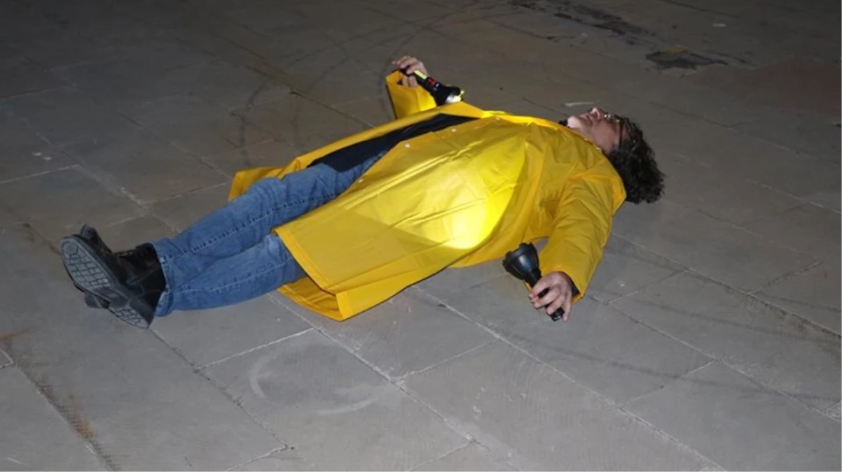 Erzincan depremini performansla hatırlatmak isteyen akademisyeni ‘ölü’ sanarak ihbarda bulundular