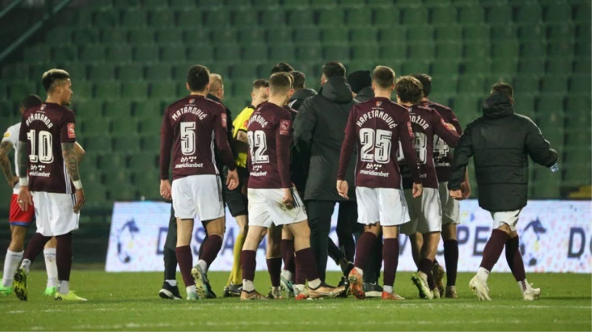 Hakemin kararlarına dayanamayan antrenör, takımı sahadan çekti