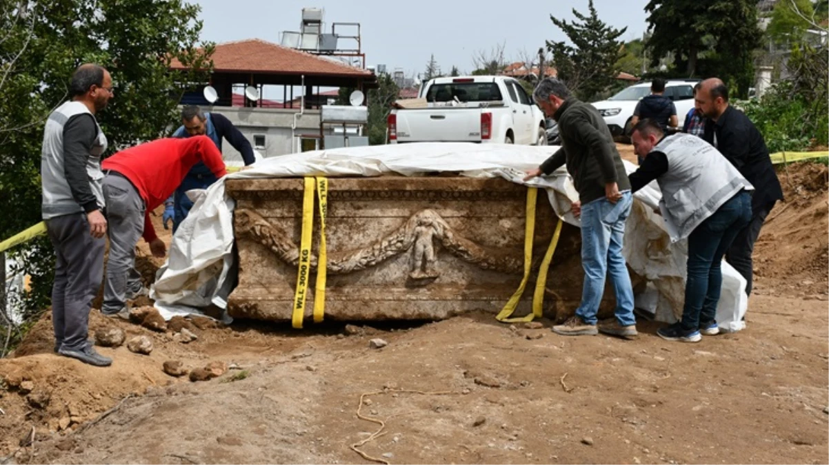 Hatay’da bir evin bahçesinde lahit bulundu