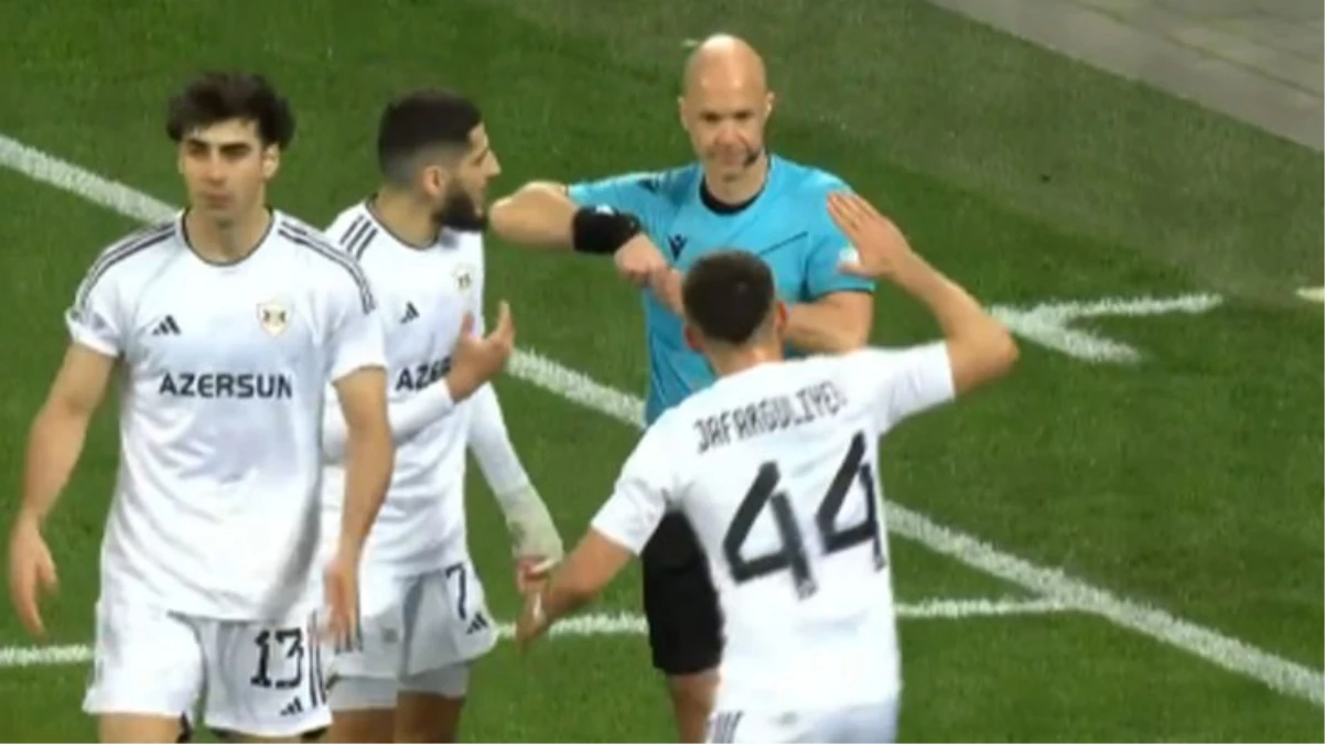 Kimse bunu beklemiyordu! Azeri futbolcunun hakeme yaptığı hareket pahalıya patladı