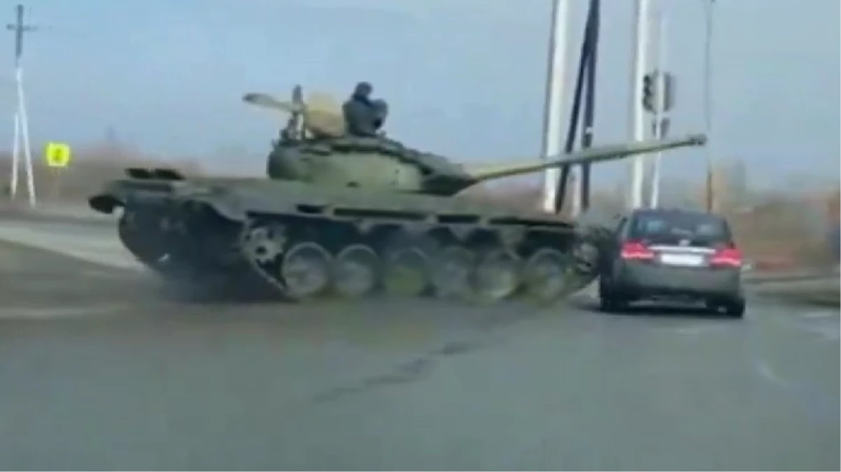 Rusya’da akılalmaz kaza! Kırmızı ışıkta bekleyen araca tank çarptı