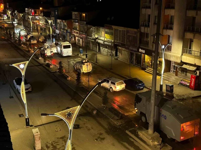 Mazbata krizinde protestolar Hakkari'ye sıçradı! Sokaklar savaş alanına döndü, esnaf kepenk kapattı