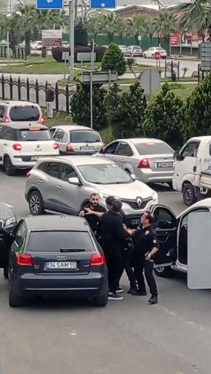 Alacak verecek meselesinde kan aktı: Tartıştığı kişiyi polislerin gözü önünde ayağından vurdu