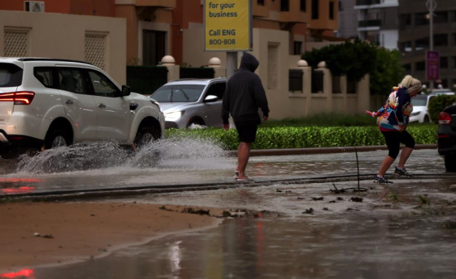 Dubai'de selde mahsur kalan kediyi polis kurtardı