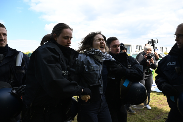 ABD'deki Filistin protestoları Almanya ve Fransa'ya da sıçradı! Polis gözaltıları canlı yayına yansıdı