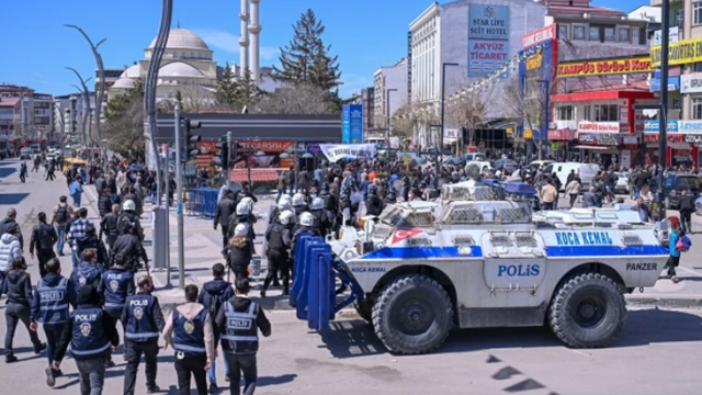 Van'da mazbata krizinin aşılmasından sonra protestolar, yerini sevinç gösterilerine bıraktı