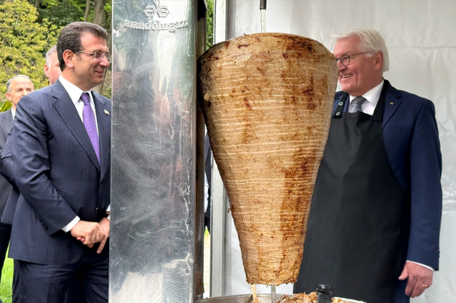 Almanya Cumhurbaşkanı Steinmeier, İstanbul ziyaretinde döner kesti