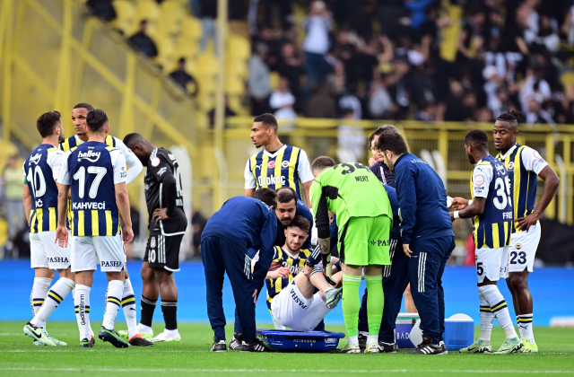 Beşiktaş derbisinde sakatlanan Fenerbahçeli futbolcu İsmail Yüksek, sezonu kapattı