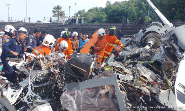 Malezya'daki kutlama provasında korkunç son: 2 askeri helikopter havada çarpıştı, 10 kişi öldü