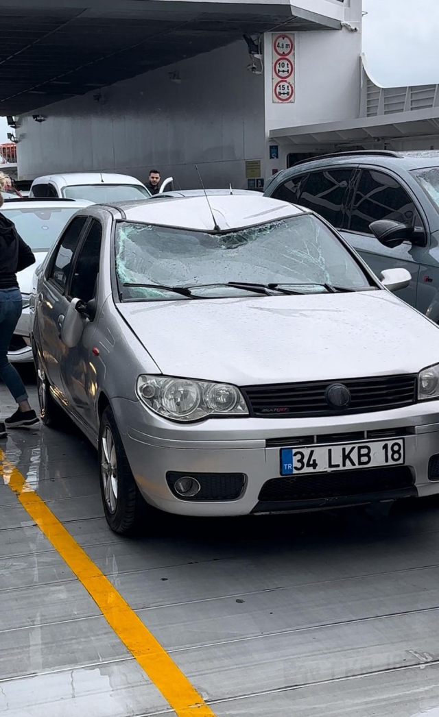 Marmara Denizi'nde korku dolu anlar! Feribot fırtınanın ortasında kaldı, dev dalgalar araçları hurdaya çevirdi