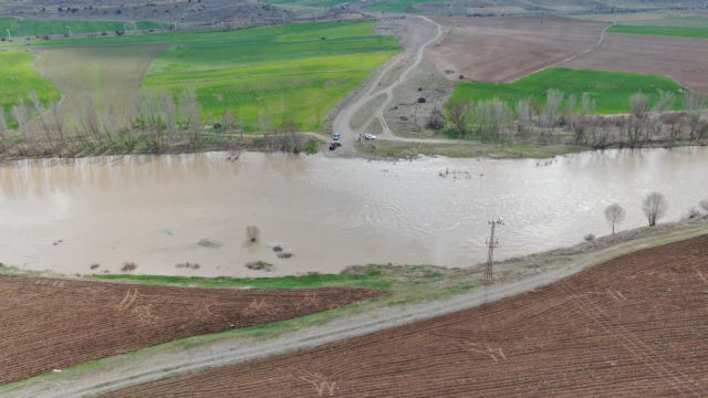 Kar suları eriyince köyde ulaşım 70 km daha uzadı! Çiftçiler köprü istiyor