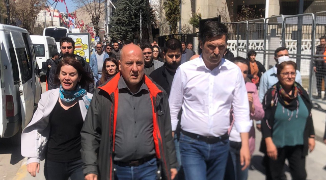 Van'da mazbata gerilimi sürüyor! Protestolara katılan Erkan Baş'a polisten gazlı müdahale