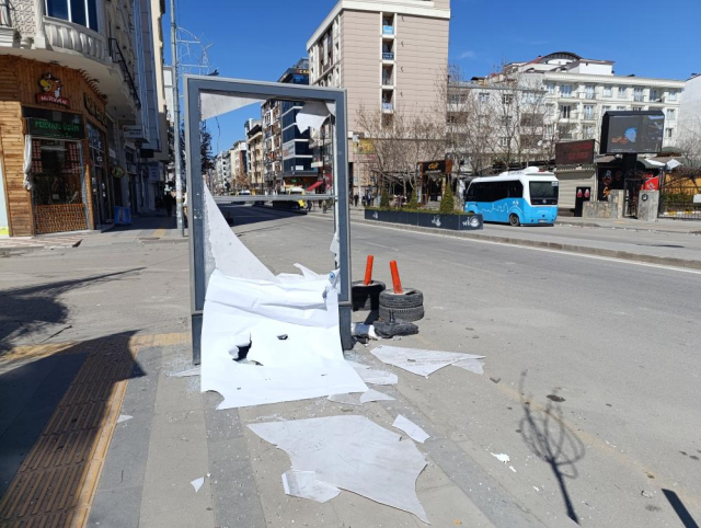 Van'da mazbata gerilimi sürüyor! Protestolara katılan Erkan Baş'a polisten gazlı müdahale