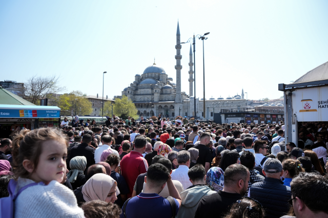 Ramazan Bayramı'nı fırsat bilenler Eminönü'ne akın etti