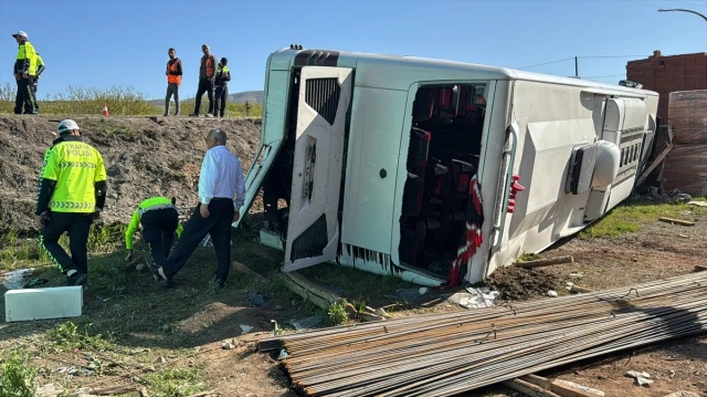 Malatya'da otomobille çarpışan otobüs devrildi: 19 yaralı