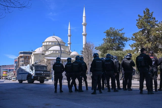 Van'da DEM Parti Eş Genel Başkanları ve beraberindeki gruba polis müdahale etti