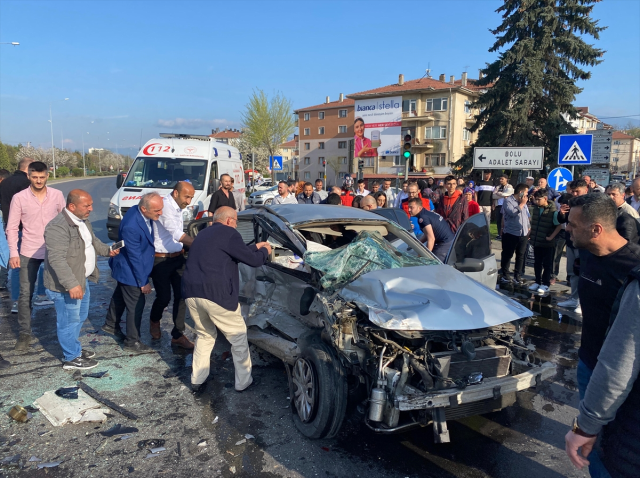 Bolu'da otobüse çarpan otomobil kağıt gibi ezildi: 2 ölü, 1 ağır yaralı