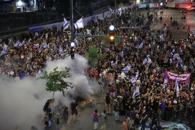 Gazze Şeridi'nde İsrail katliamı devam ederken Tel Aviv sokakları karıştı, halk polisle çatıştı