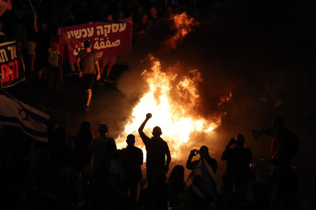 Gazze Şeridi'nde İsrail katliamı devam ederken Tel Aviv sokakları karıştı, halk polisle çatıştı