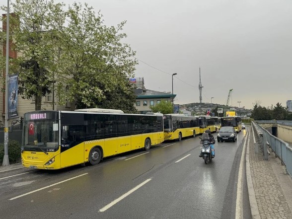 Saatlerdir hizmet veremeyen Üsküdar - Samandıra Metro Hattı'nda metro hattında trenlerin kafa kafaya çarpıştığı ortaya çıktı