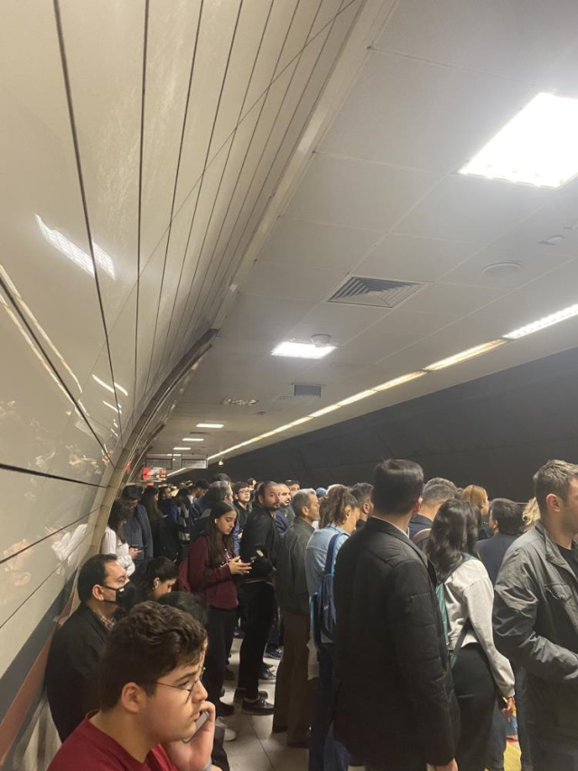 Saatlerdir hizmet veremeyen Üsküdar - Samandıra Metro Hattı'nda metro hattında trenlerin kafa kafaya çarpıştığı ortaya çıktı