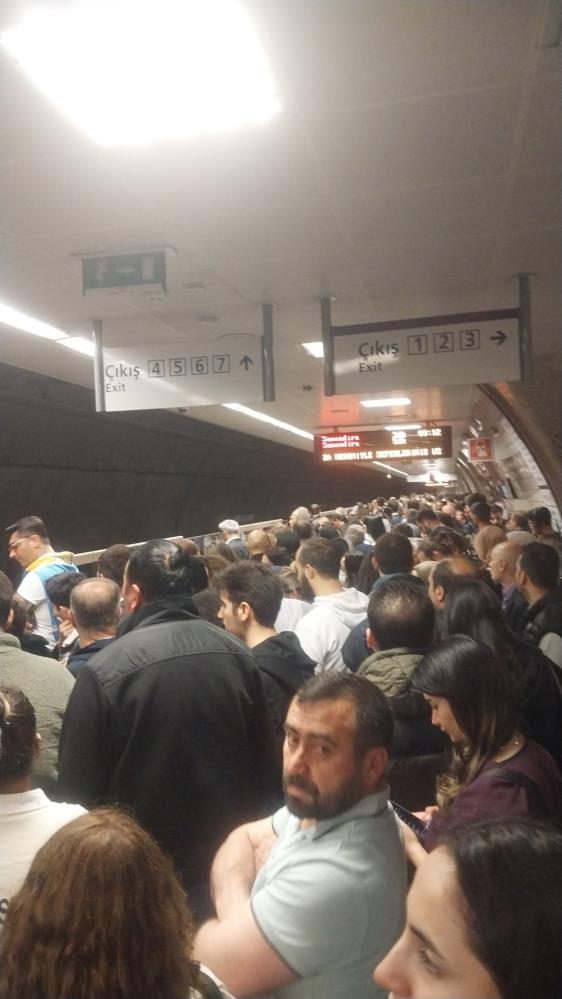 Saatlerdir hizmet veremeyen Üsküdar - Samandıra Metro Hattı'nda metro hattında trenlerin kafa kafaya çarpıştığı ortaya çıktı