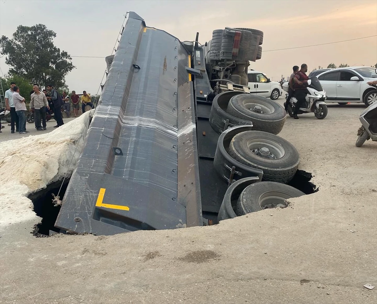 Adana’da kum yüklü tır çukura düştü