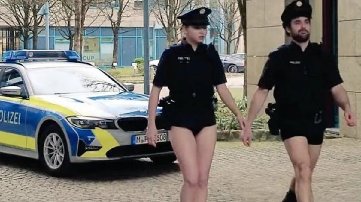 Alman polisi, üniforma tedarik sorununu pantolonlarını çıkararak protesto etti