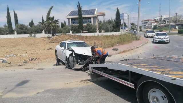 Otel servis aracı otomobille çarpışarak devrildi: 29 kişi yaralandı