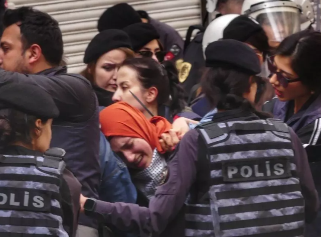 İsrail'le ticareti protesto edenlere ters kelepçe gözaltı! Özgür Özel'den görüntülere sert tepki