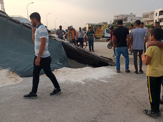 Adana'da kum yüklü tır çukura düştü