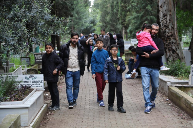 Arife günü mezarlıklarda 'sahte hoca' denetimi: Duayı yanlış okuyanlar dışarı çıkartıldı