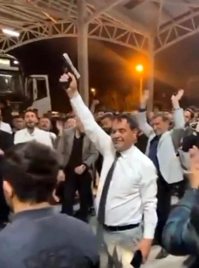 Isparta'da belediye başkanından silahlı seçim kutlaması