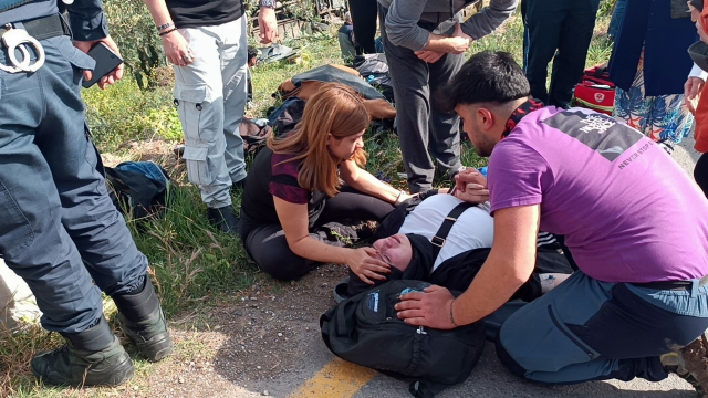 Sakarya'da üniversite öğrencilerini taşıyan midibüs devrildi: 12 yaralı