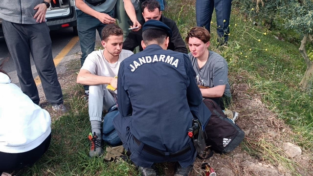 Sakarya'da üniversite öğrencilerini taşıyan midibüs devrildi: 12 yaralı