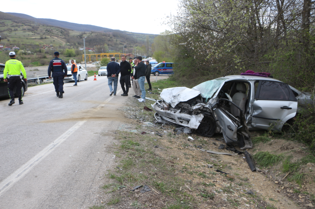 Tokat'ta kafa kafaya çarpışan araçlarda 8 kişi yaralandı