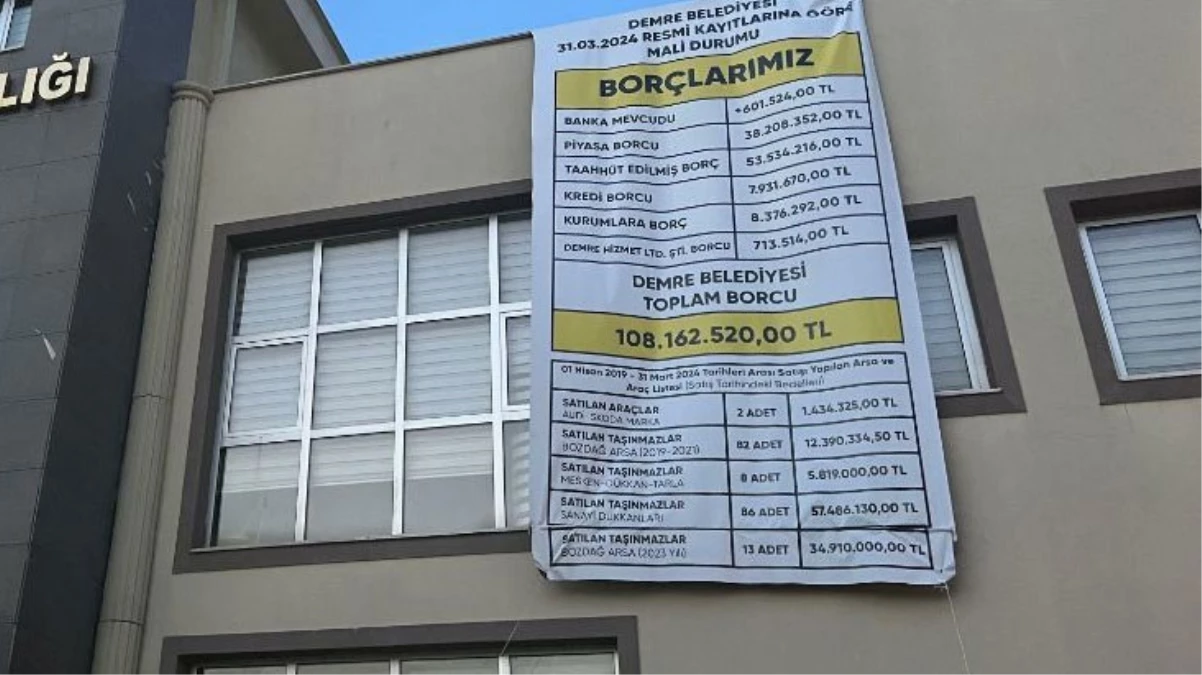 İYİ Parti’den CHP’ye geçen Demre’de belediyenin sandalyeleri kahvehanede çıktı